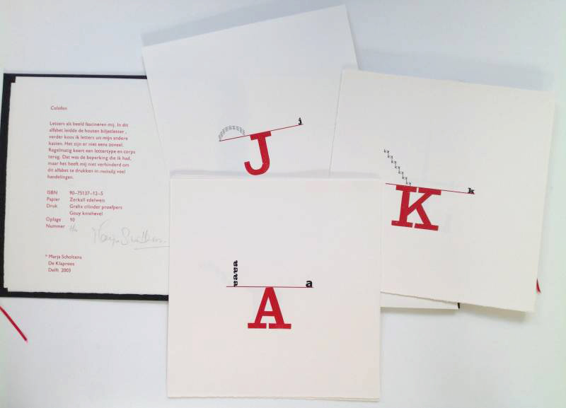 drie kaarten met elk een letter: de letter A, de letter J en de letter K.