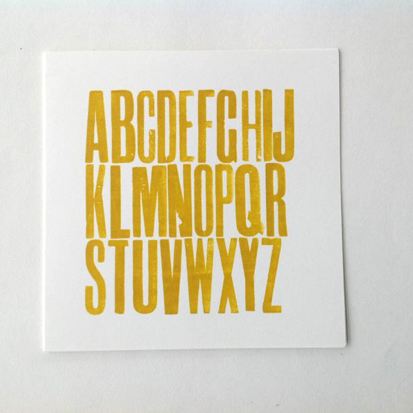 kaart bedrukt met alle letters van het alfabet in geel