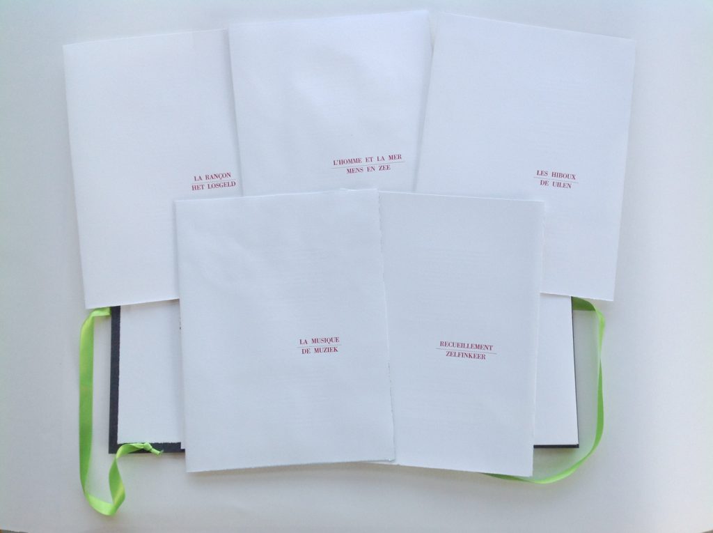 vijf enveloppen met de naam van het gedicht erop gedrukt