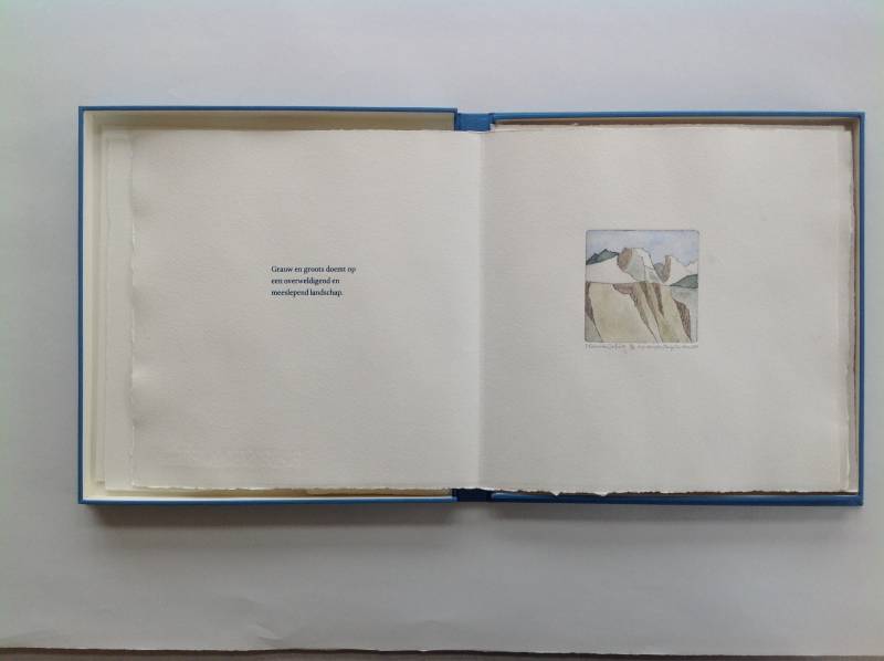 binnenwerk van boek Columbia Icefield met een haiku en ets-afbeelding met bergen