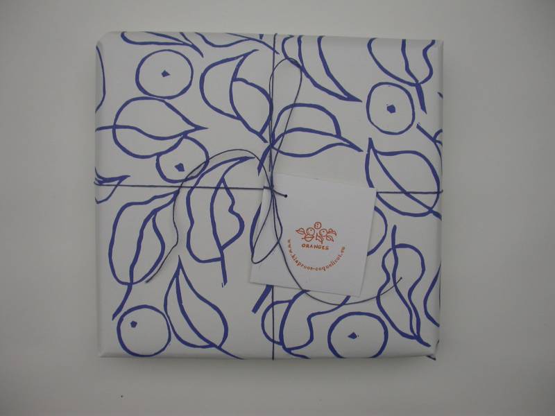 ingepakt in blauw bdrukt papier