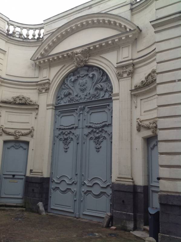 blauwe gedecoreerde poort van een statig gebouw