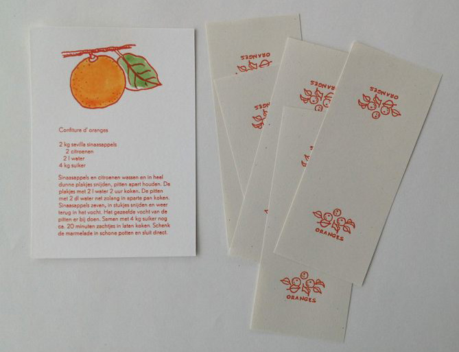 Kaart met een recept voor echte marmelade. Daarnaast liggen etiketten voor de marmelade.