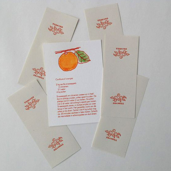 Kaart waarop een recept voor echte marmelade is gedrukt. Met handgedrukte etiketjes.