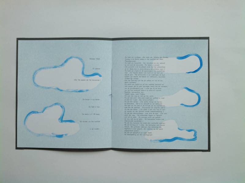 Twee pagina's van het boekje In the Cloud met blauwe achtergrond en wolken