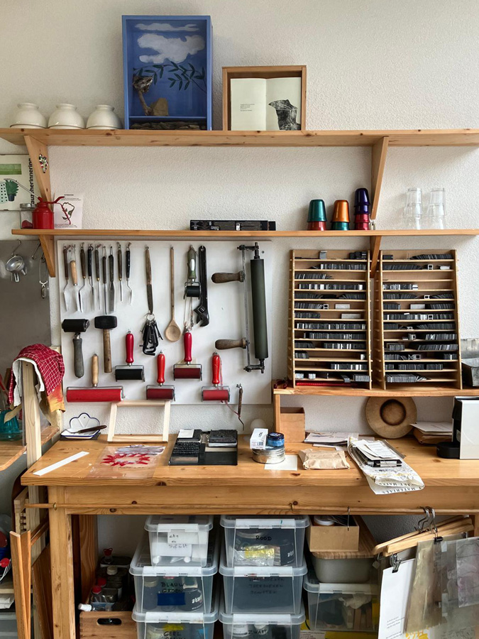Atelier van grafisch kunstenaar De Klaproos met aan de muur gereedschap