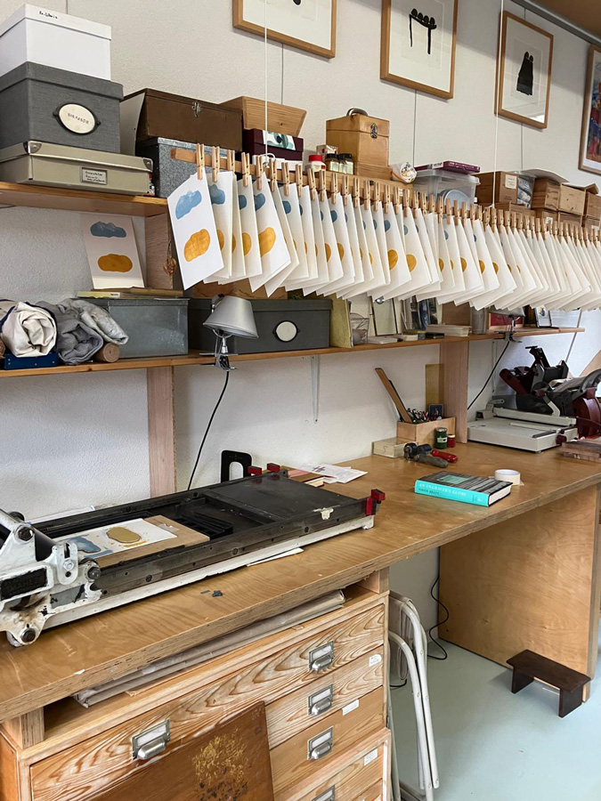 Een waslijn met knijpers en werk dat hangt te drogen