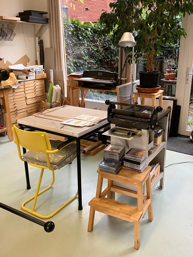 hoekje van het atelier van grafisch kunstenaar De Klaproos