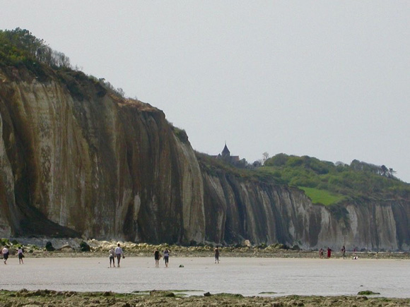 Kustlijn van Normandië met op de rotsen een kerkje.