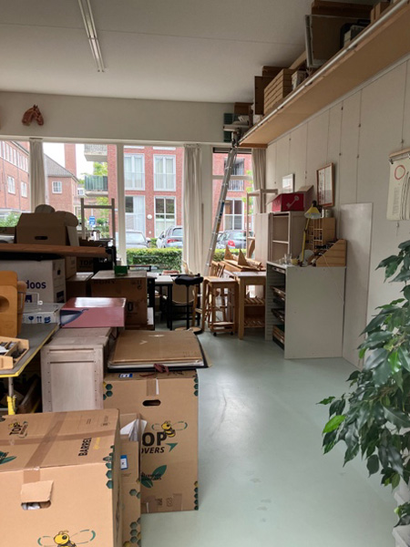 verhuisdozen in het atelier