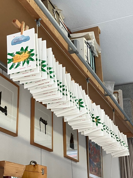 werk hangt te drogen in het atelier