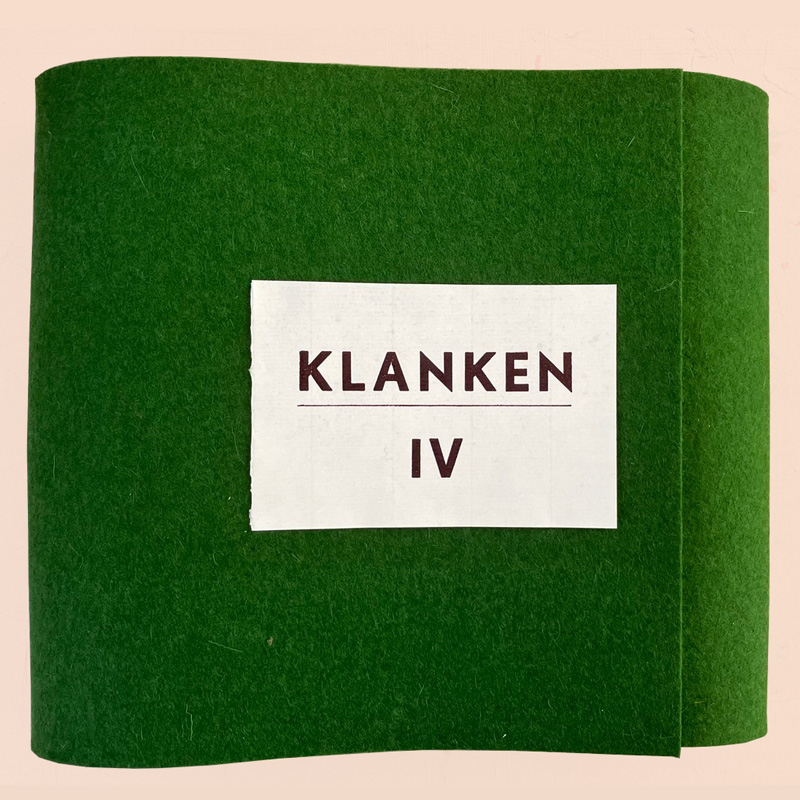 Boek met een groene vilten kaft en de tekst KLANKEN 4