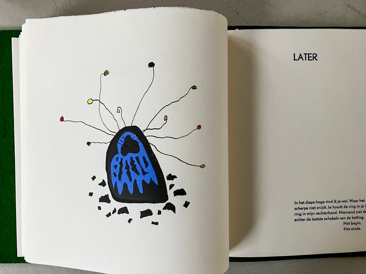 Gedicht Later met een grafische tekening in een boek met een groene vilten kaft